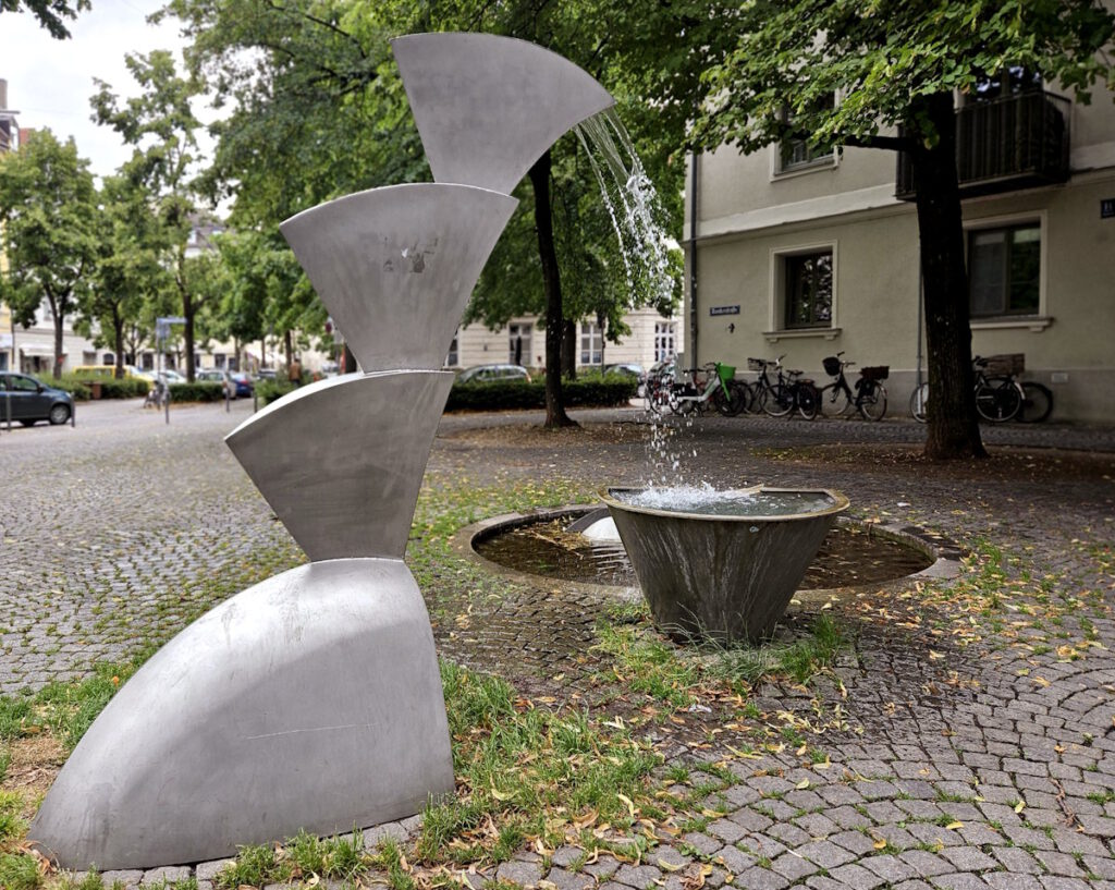 Inga Ragnarsdóttir: Brunnen am Helmut-Fischer-Platz