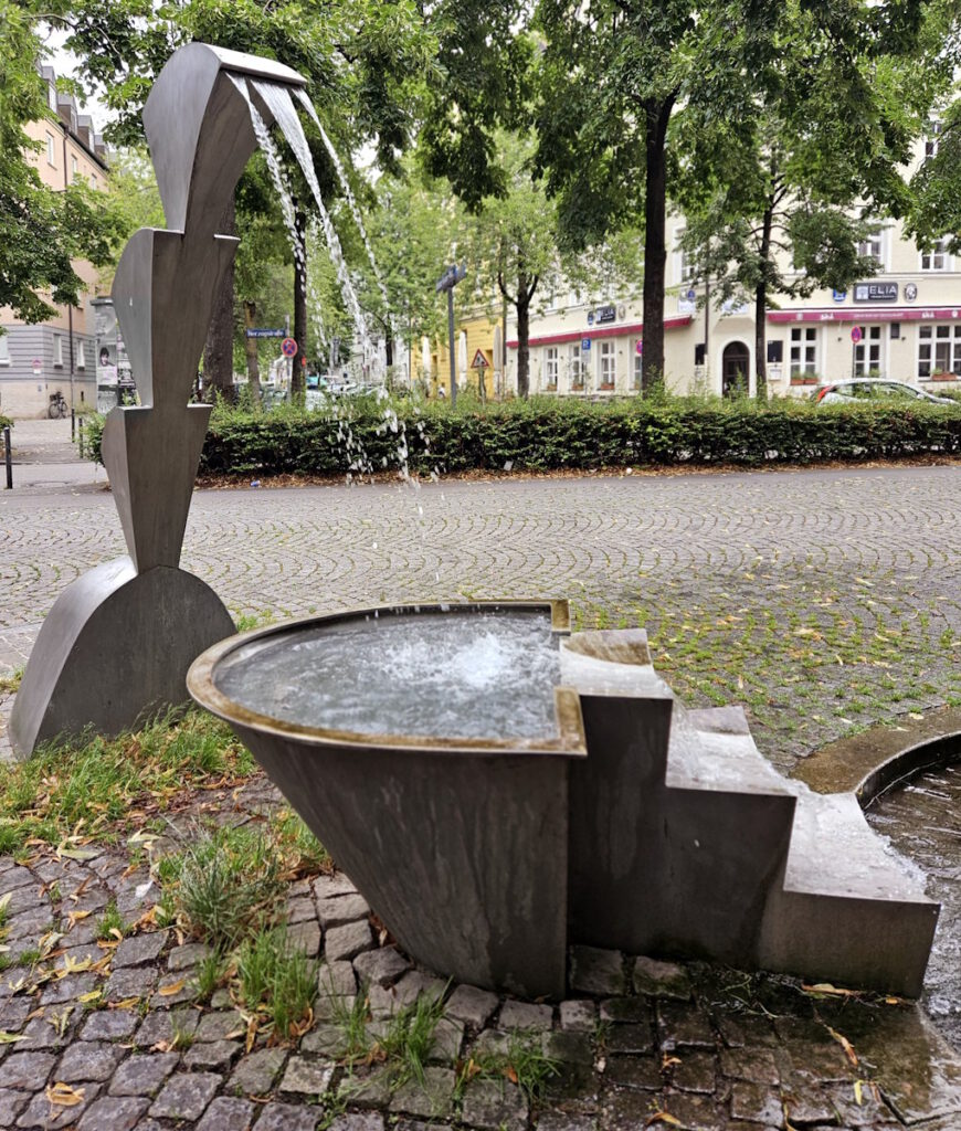 Inga Ragnarsdóttir: Brunnen am Helmut-Fischer-Platz