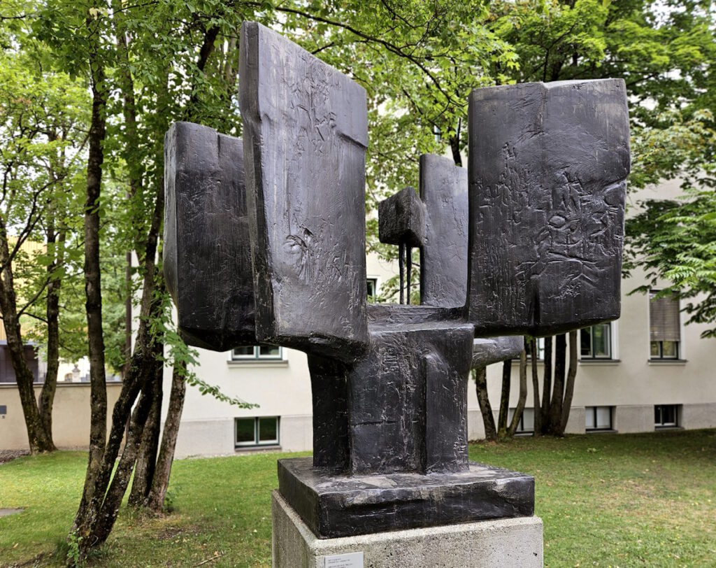 Fritz Koenig: Großes Votiv K, Luisenstraße