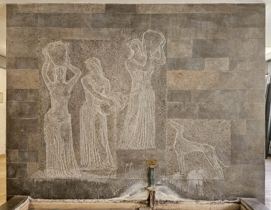 Wandrelief und Brunnen im Institut für Zoologie, Fischereibiologie und Fischkrankheiten der LMU München