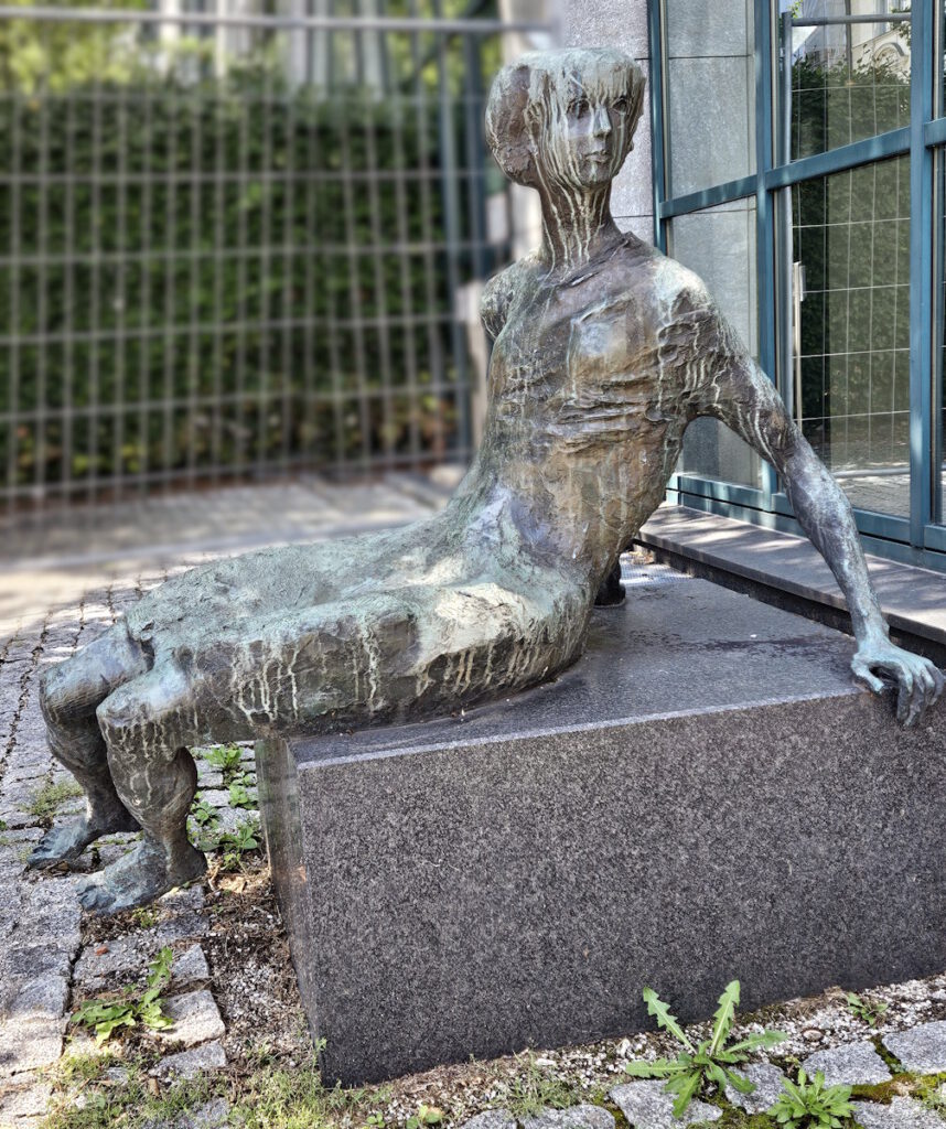 Klaus Backmund Sitzendes Mädchen