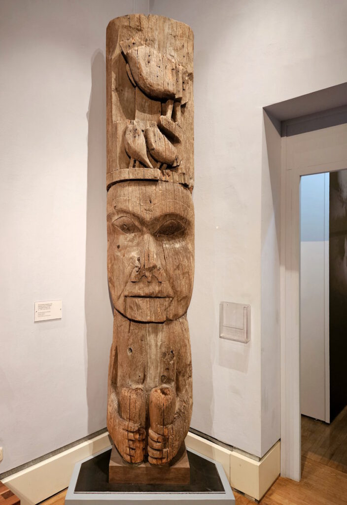 Totempfahl Ksrarom Larhae