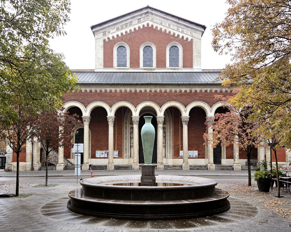 Brunnen gegenüber St. Bonifaz