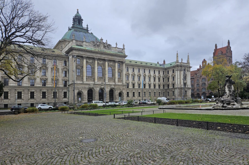 Justizpalast und Alter Botanischer Garten