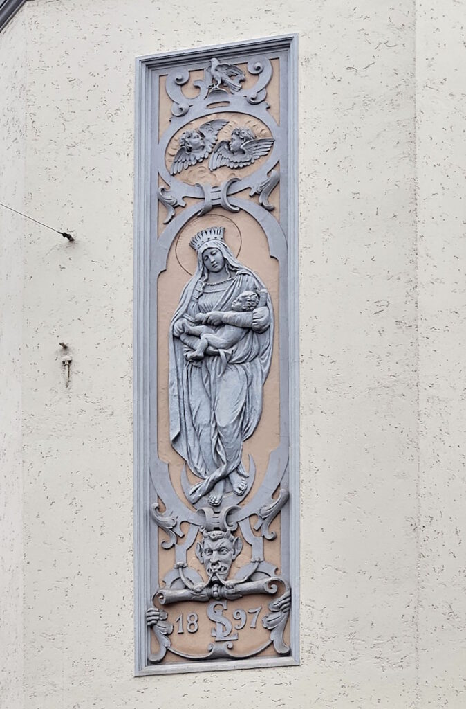 Stuckrelief Madonna Loristraße 11