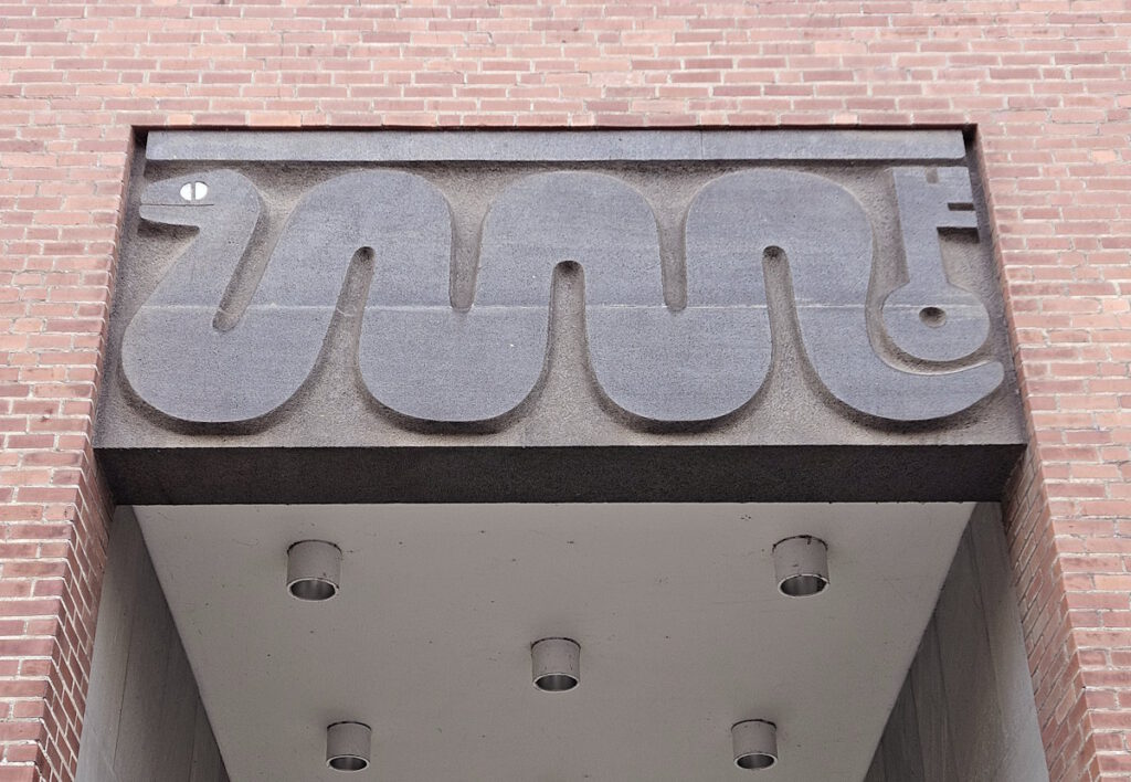 Supraporte von Fritz Koenig