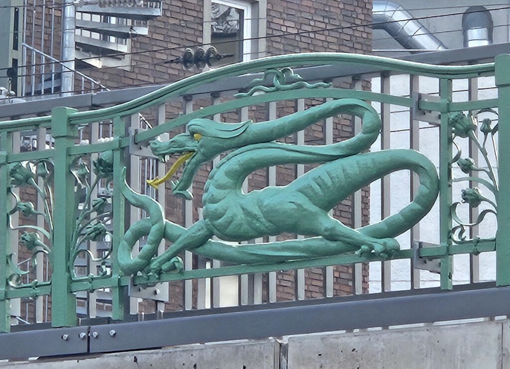 Lindwurm am Brückengeländer