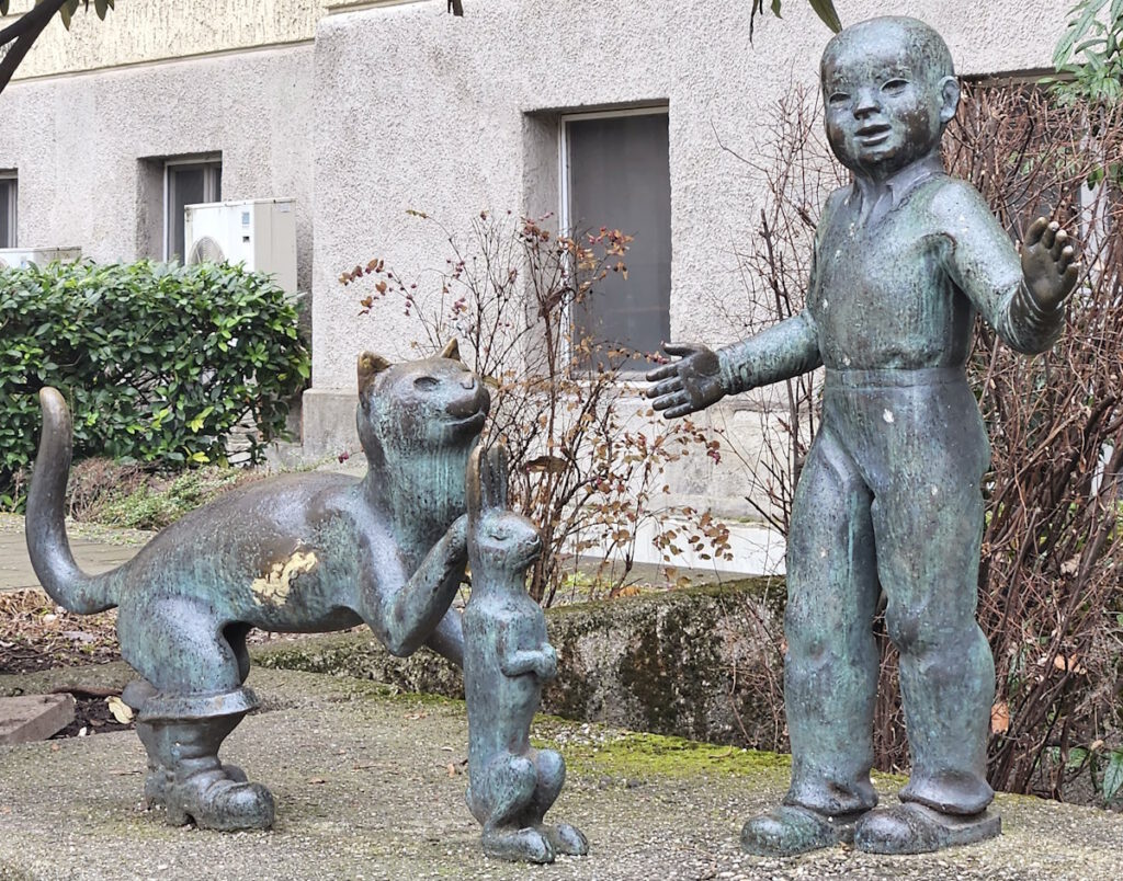 Bronzegruppen vor der Kinderklinik