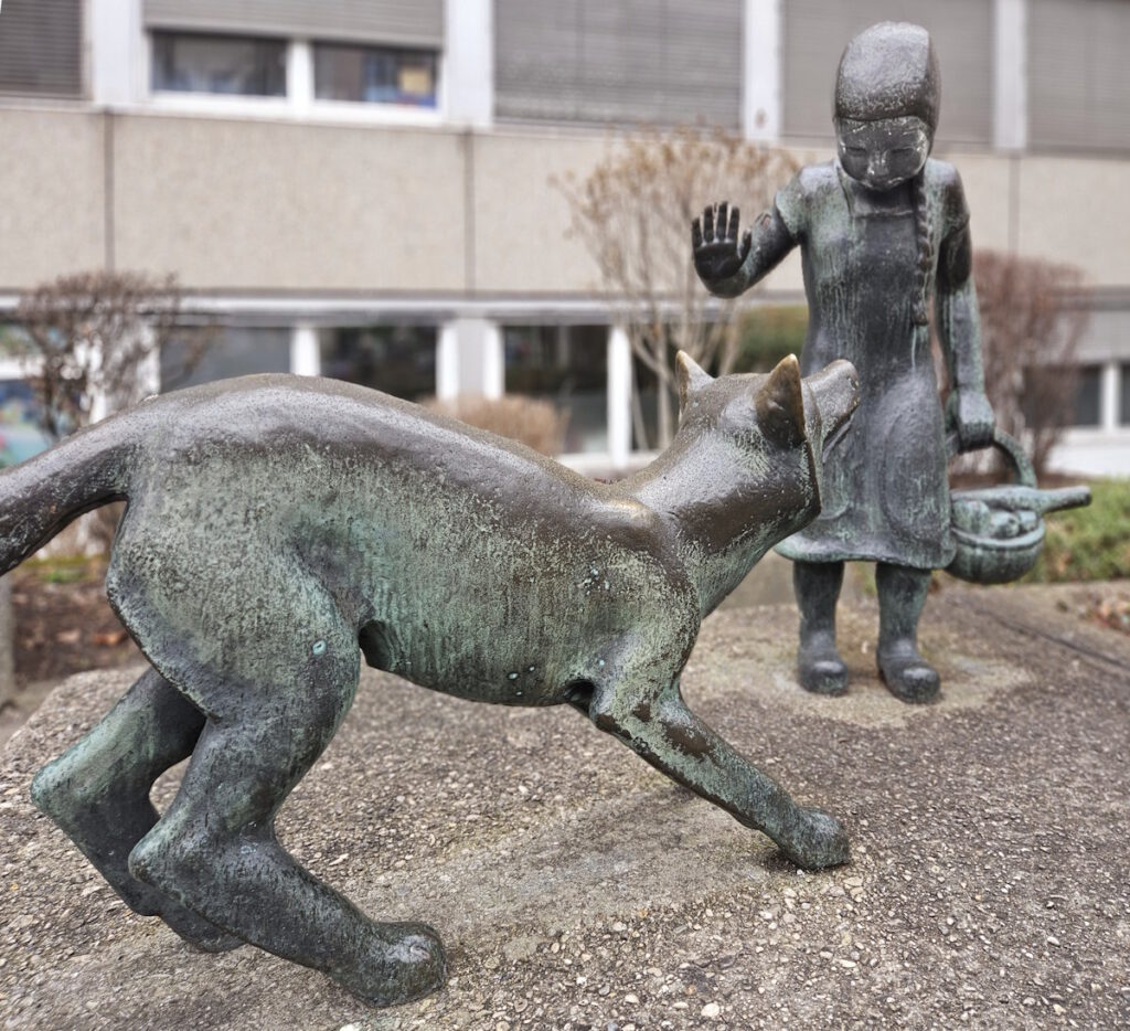 Bronzegruppen vor der Kinderklinik