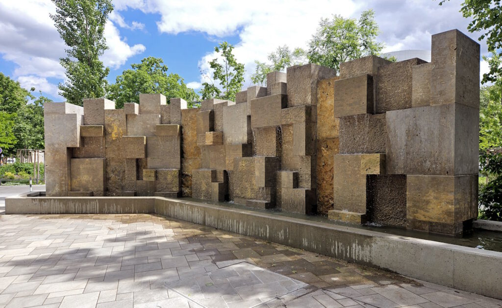 Brunnen vor dem Oskar-von-Miller-Forum