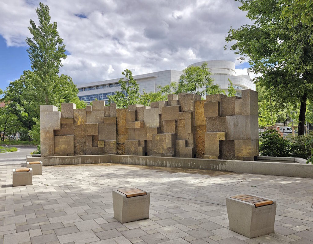 Brunnen vor dem Oskar-von-Miller-Forum
