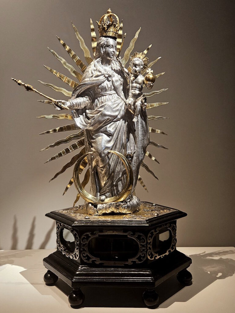Uhr mit Marienfigur