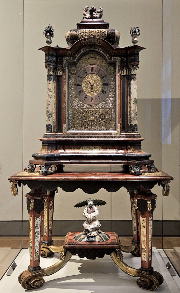 Tischuhr mit Glockenspiel