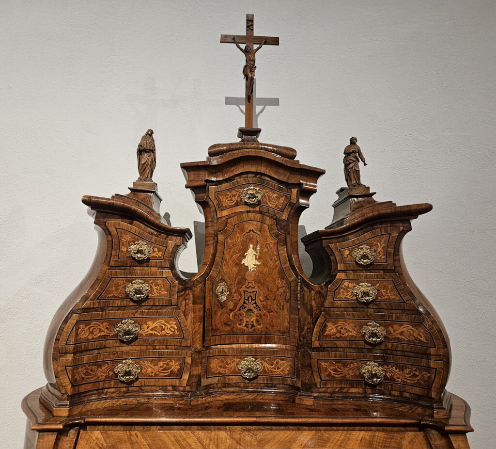 Schreibschrank mit Betpult