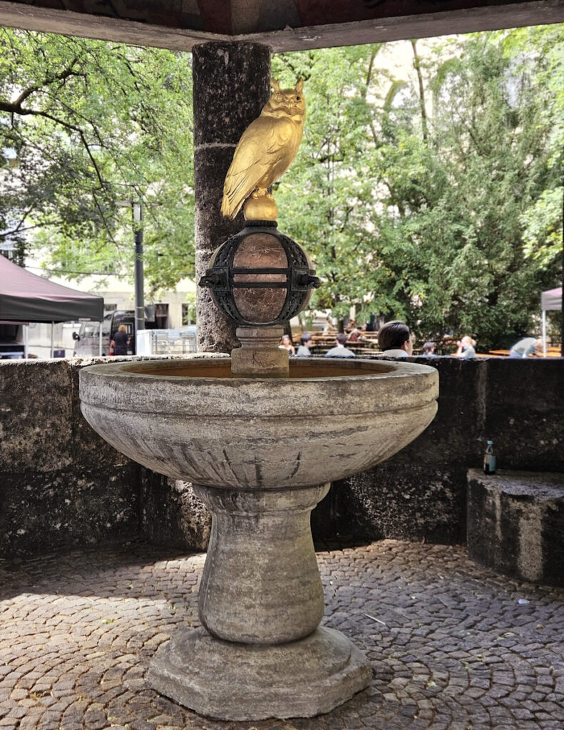 Eduard Beyrer: Eulenbrunnen, Innenhof der LMU