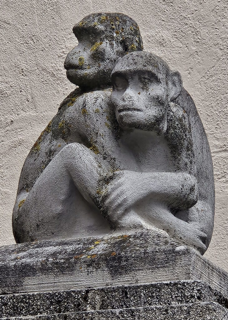 Figurenschmuck Wohnanlage Ratzingerplatz