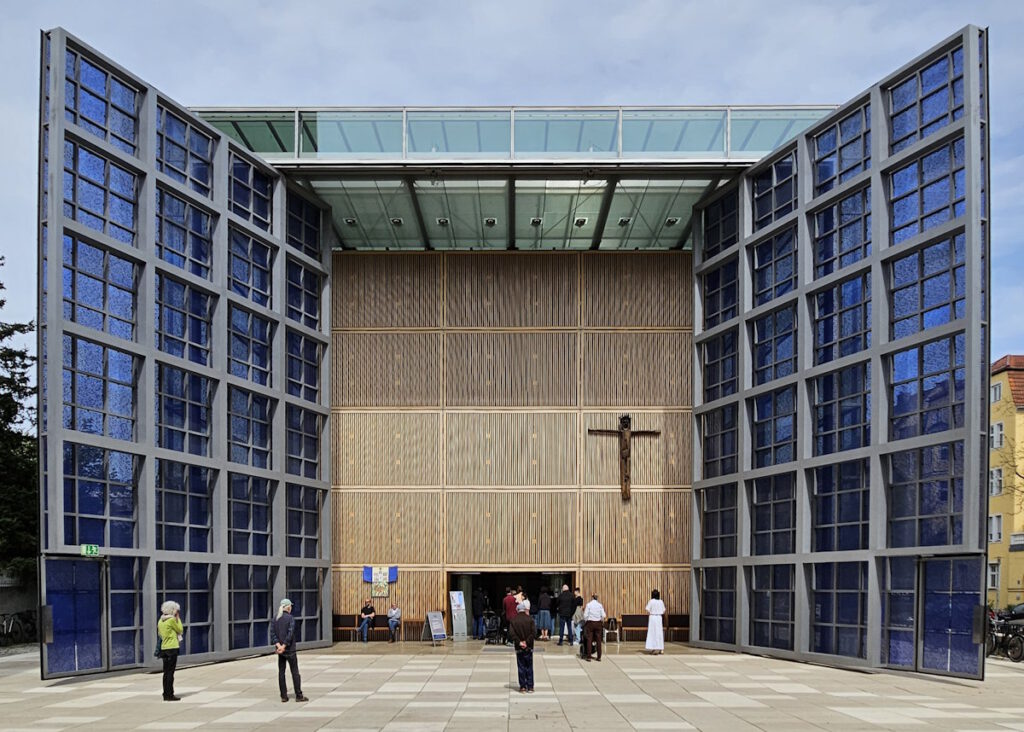 Herz-Jesu-Kirche: Offenes Tor