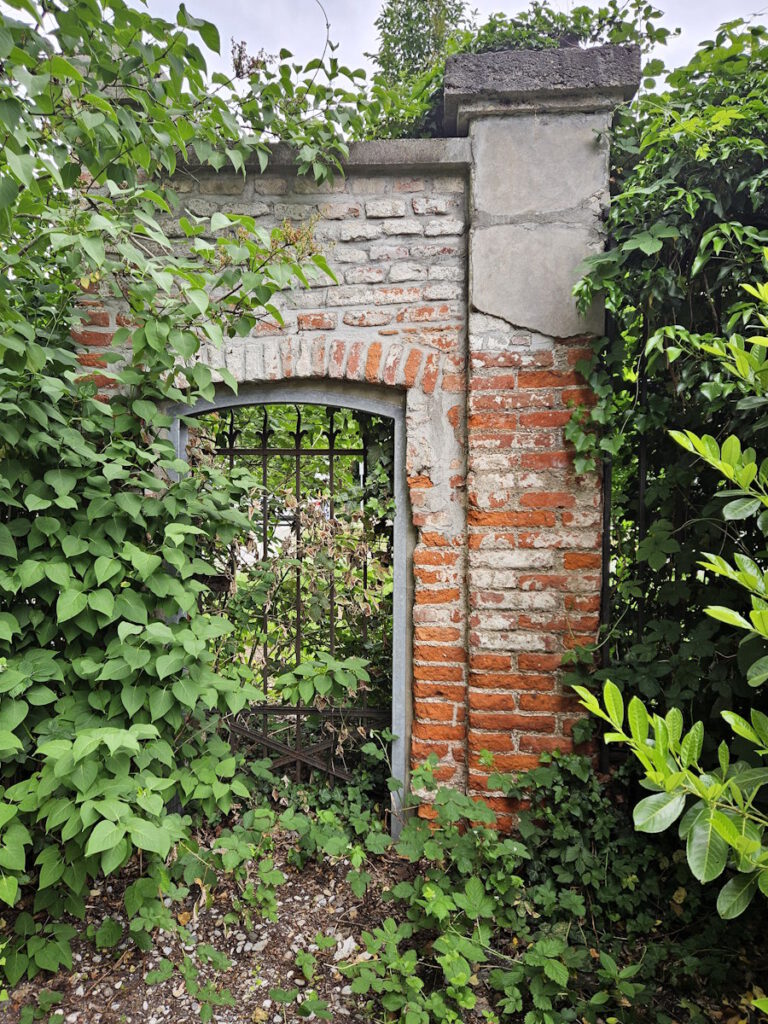 Schloss Biederstein: Tor