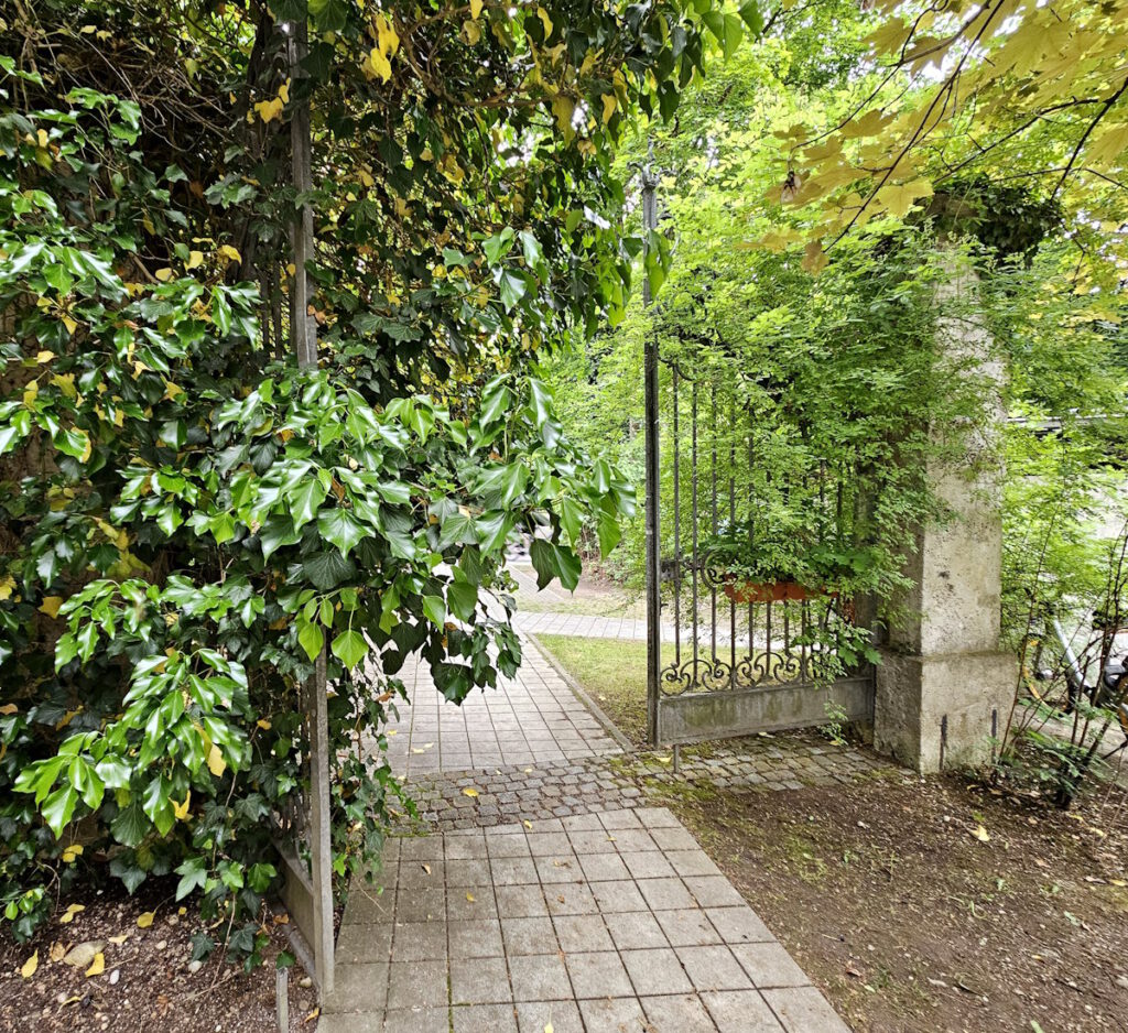Schloss Biederstein: Tor