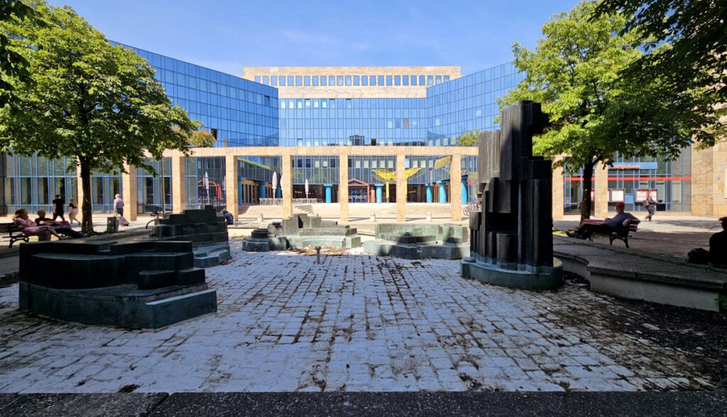 Stadtsparkasse München, Brunnenanlage Polygraphia nova