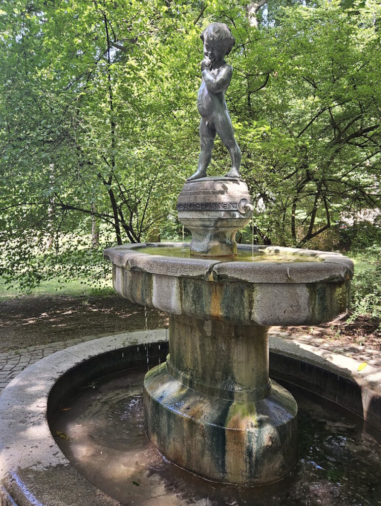 Joseph-Ruederer-Gedächtnis-Brunnen in den Maximiliansanlagen