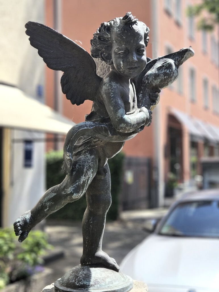 Putto mit Delfin Nymphenburgerstraße 184