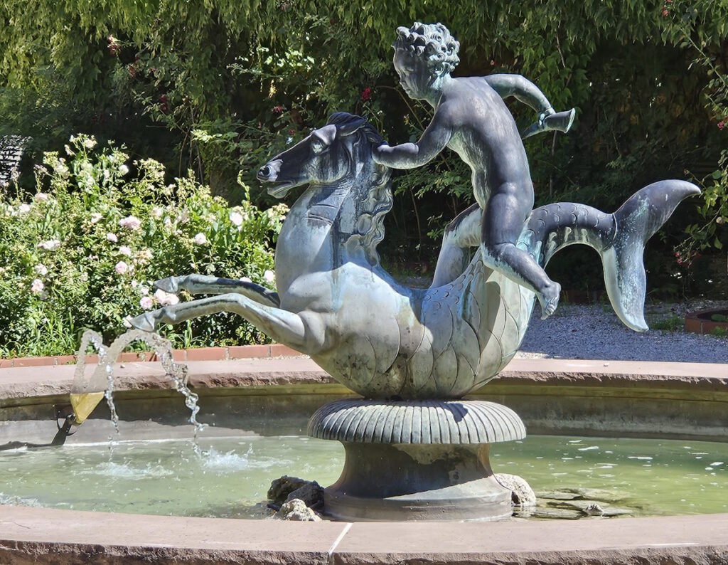 Seepferdchen-Brunnen von Ernst Laurenty im Paul-Bürck-Garten der Borstei