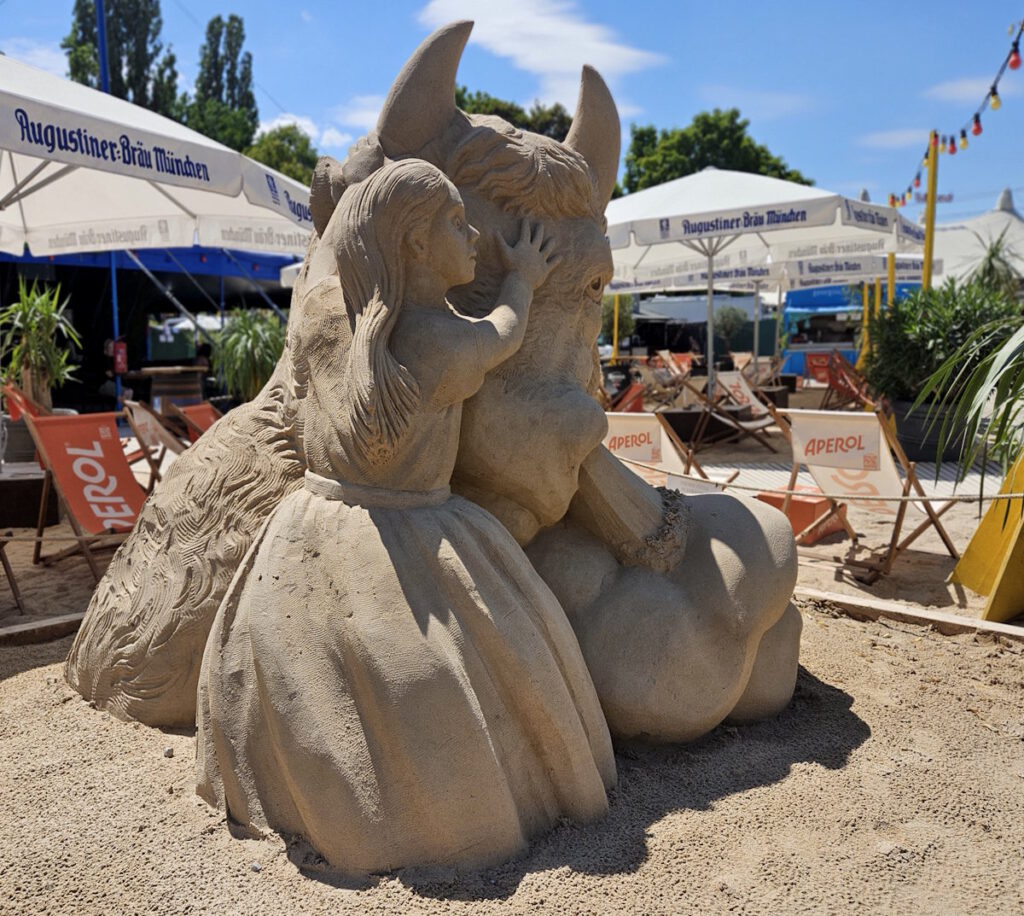 Tollwood Jiri Kaspar Sandskulptur