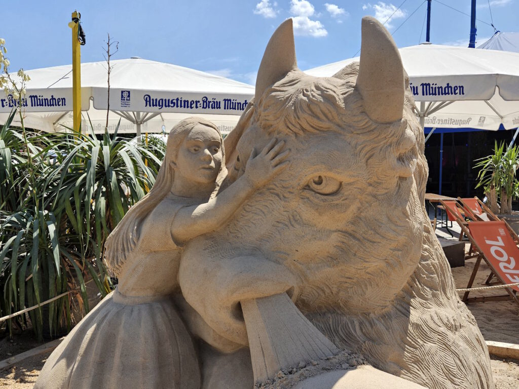 Tollwood Jiri Kaspar Sandskulptur