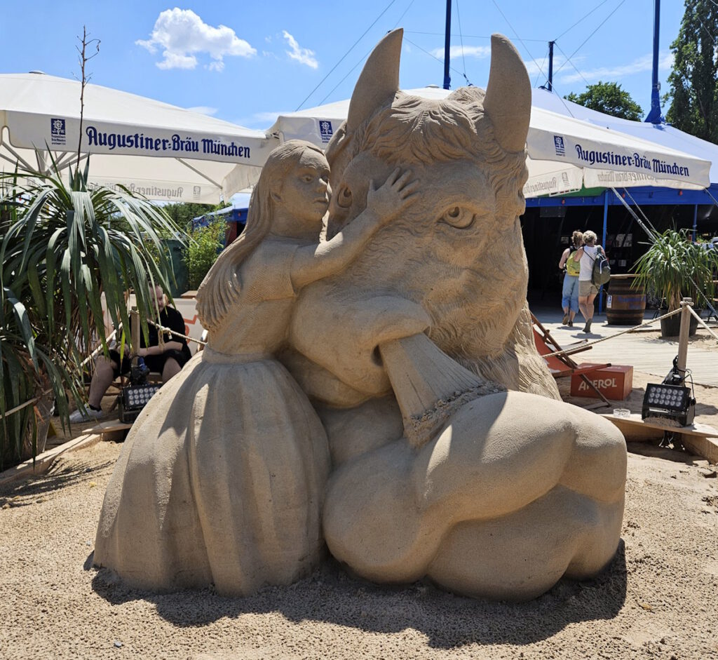 Tollwood Jiri Kaspar Sandskulptur