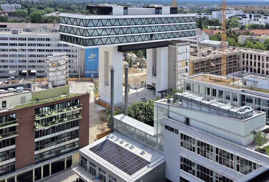 Medienbrücke im Werksviertel Blick vom Hotel Adina