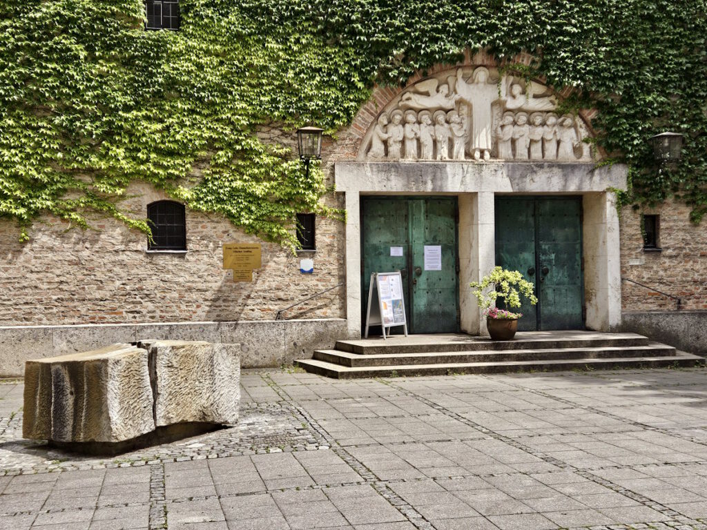 Mahnmal vor der Himmelsfahrtskirche in Sendling