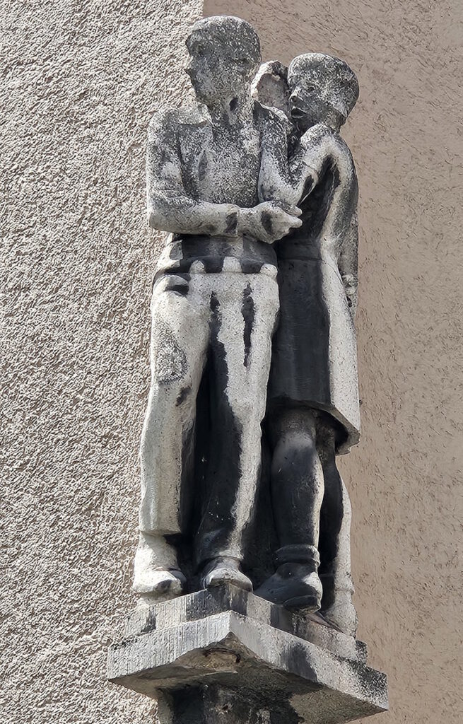 Rotwandstraße 19 Fassade Figurengruppe