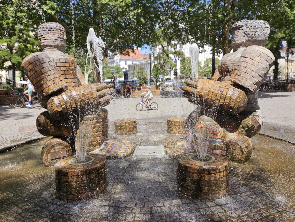 Rotkreuzplatz: Steinernes Paar