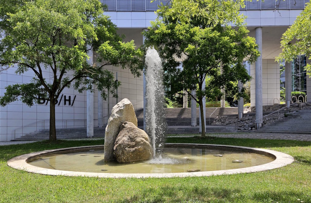 Brunnen vor der BSH-Firmenzentrale in Neuperlach
