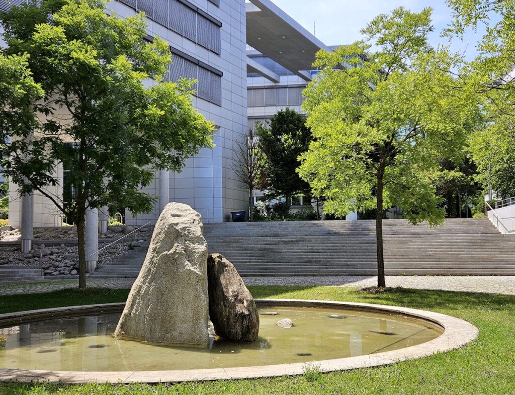 Brunnen vor der BSH-Firmenzentrale in Neuperlach