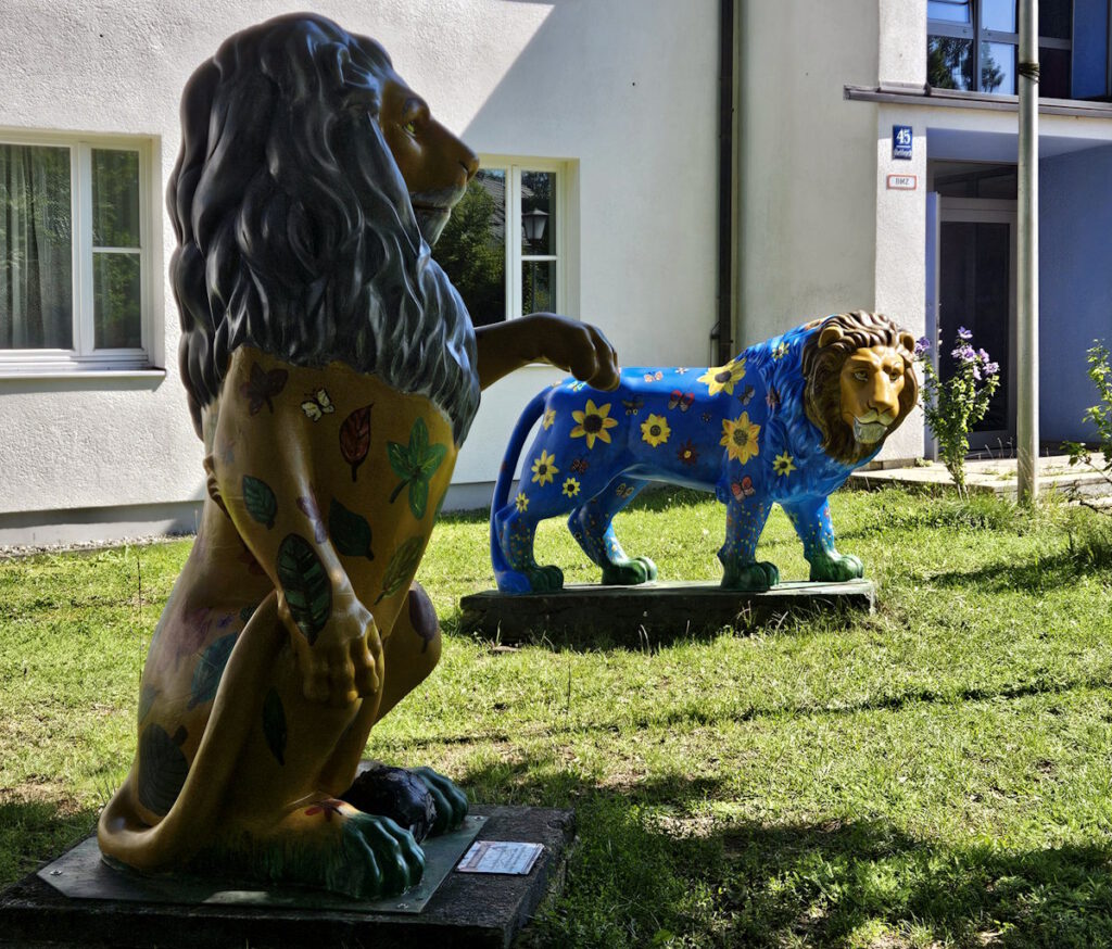Löwenparade vor dem Münchner Kindl-Heim