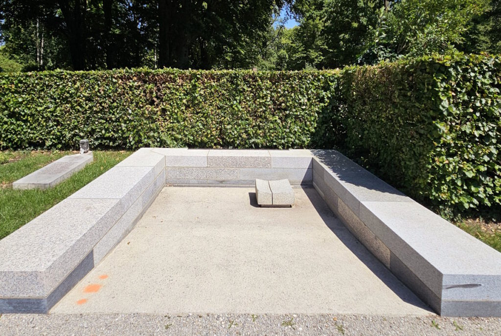 Memorial für die Weiße Rose auf dem Friedhof am Perlacher Forst