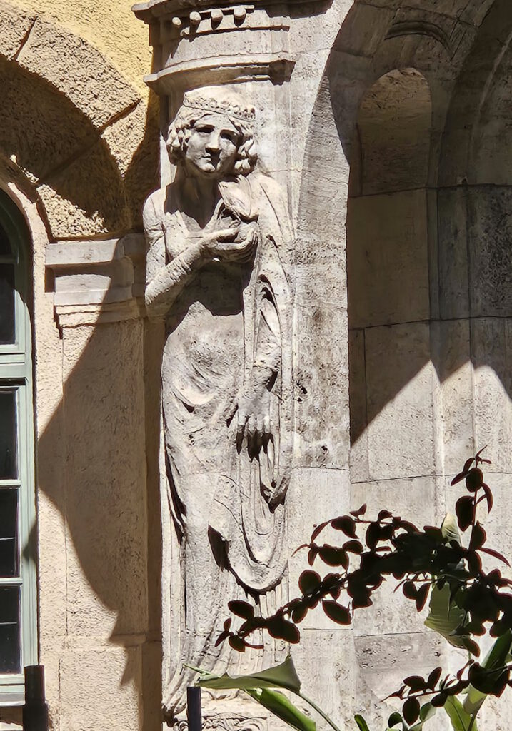 Müllersches Volksbad Figuren von Josef Flossmann