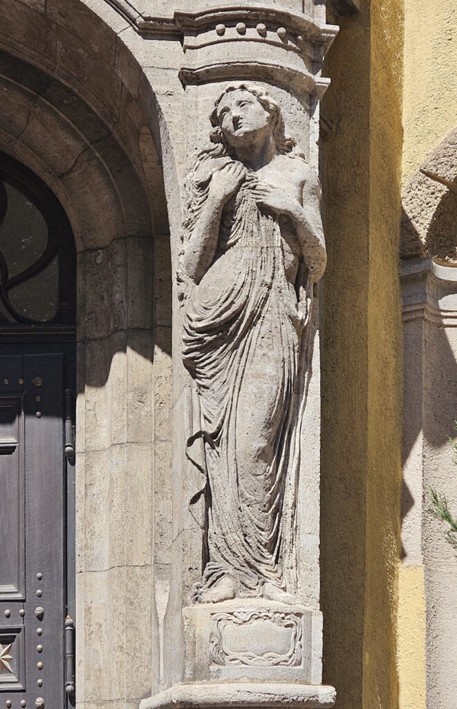 Müllersches Volksbad Figuren von Josef Flossmann