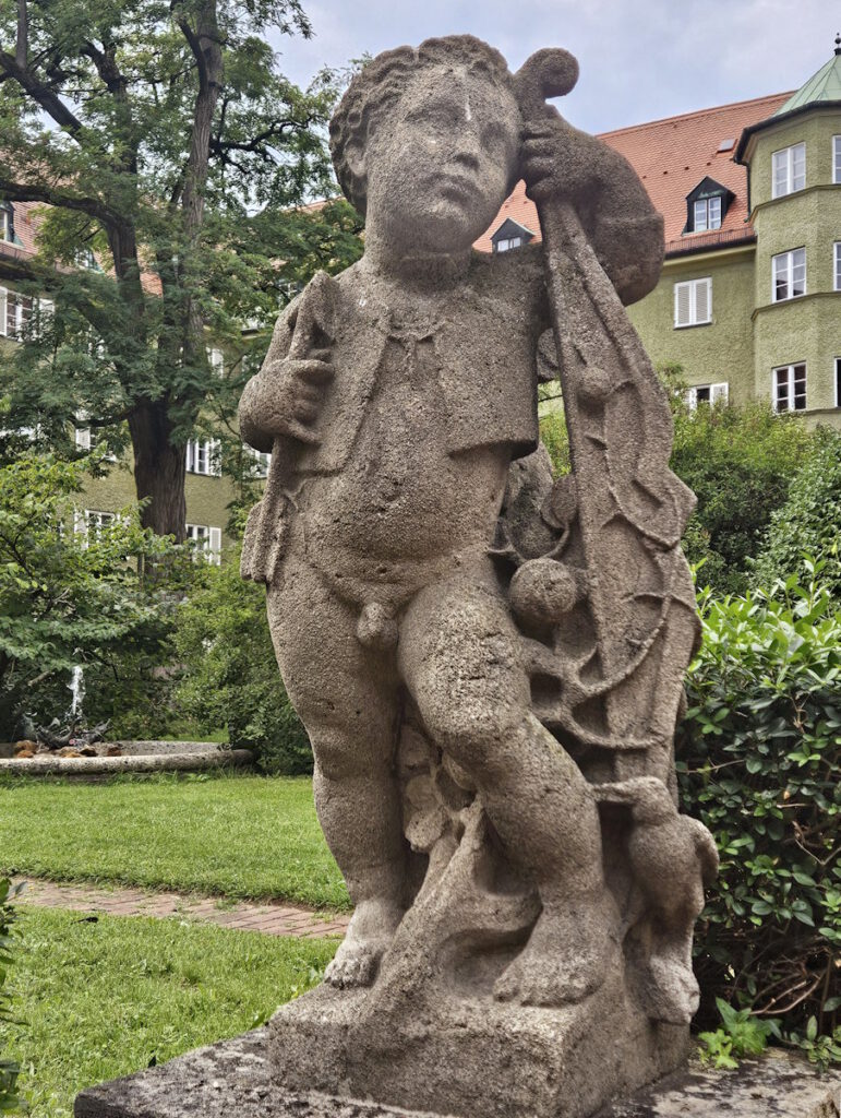 Josef Zeitler: Jahreszeiten - Steinfiguren im Ladenhof der Borstei