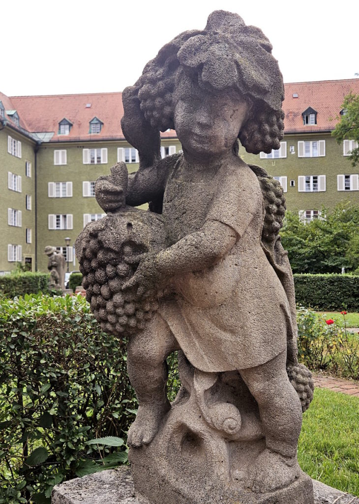 Josef Zeitler: Jahreszeiten - Steinfiguren im Ladenhof der Borstei