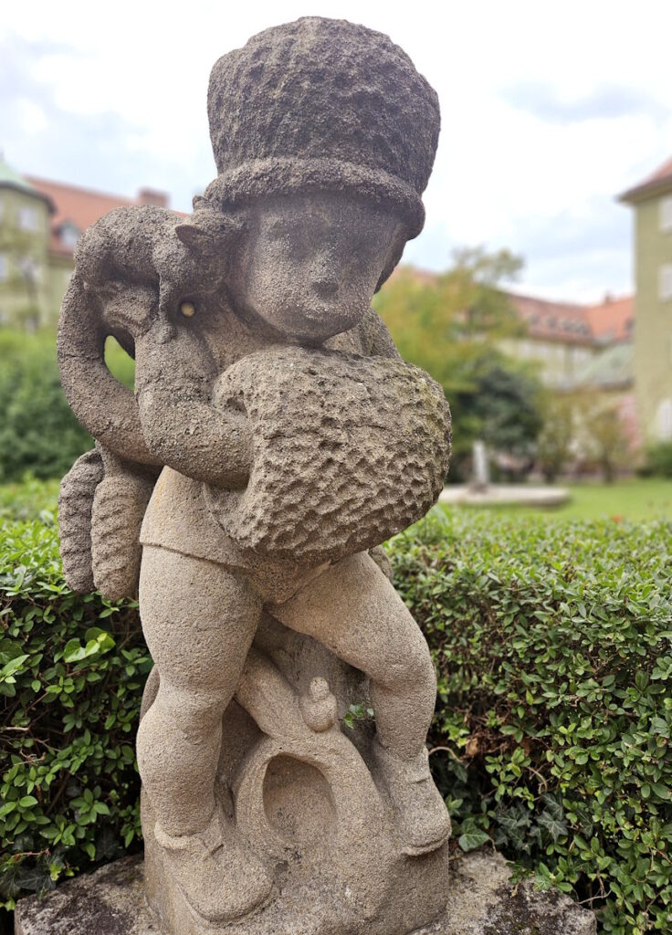 Josef Zeitler: Jahreszeiten - Steinfiguren im Ladenhof der Borstei