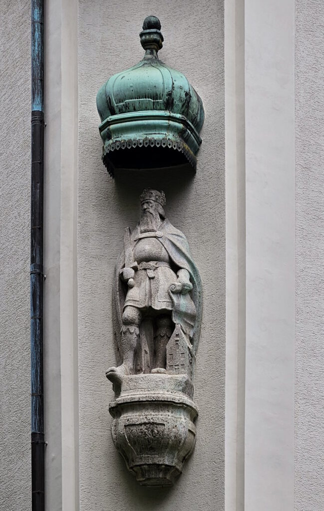 Figur am Haus Heilig Geist Dom Pedro Platz