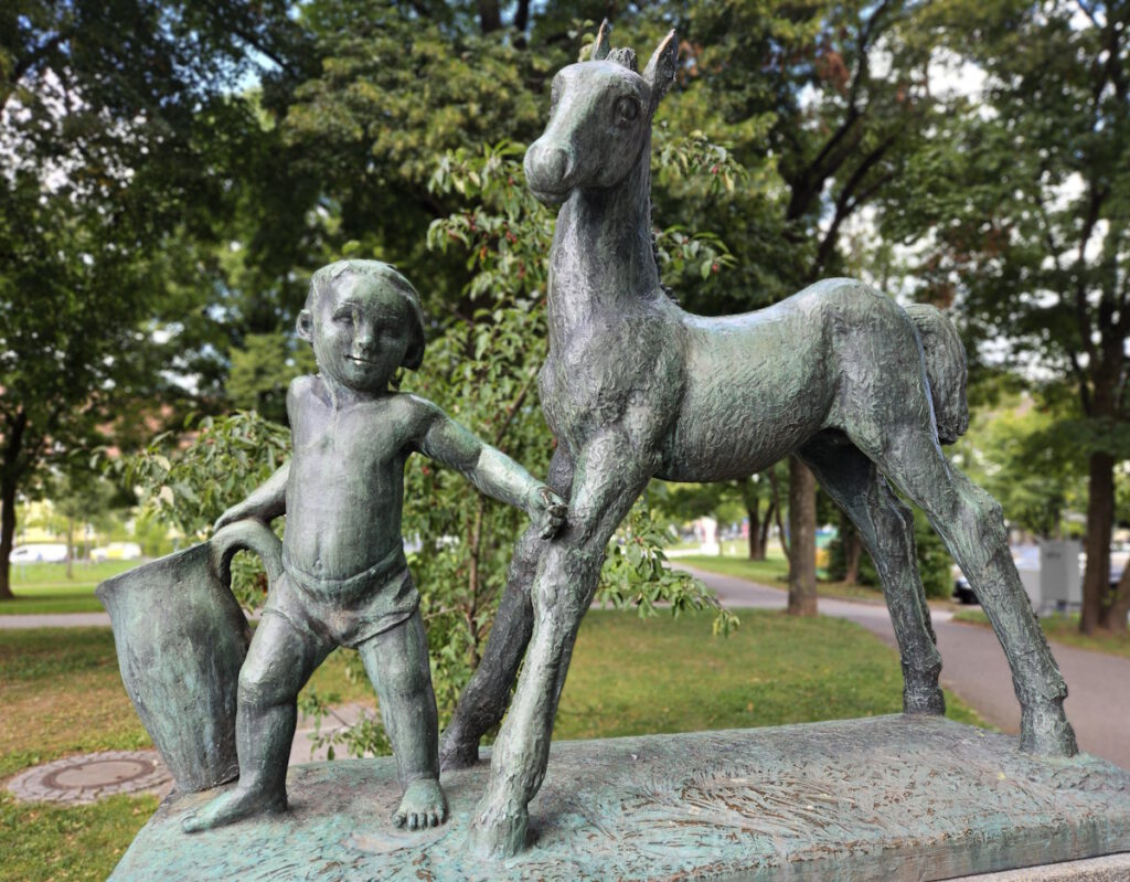 Luise-Kiesselbach-Platz München: Knabe mit Füllen von Lothar Dietz