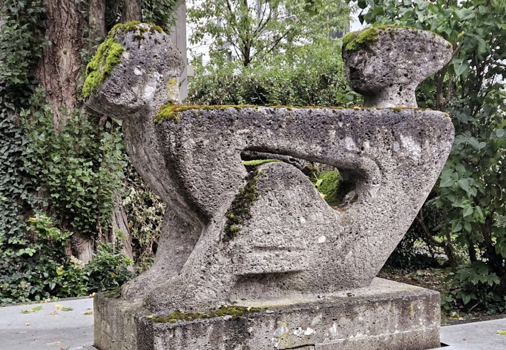 Sepp Mastaller Fröhliches Spiel Steinskulptur in Sendling-Westpark