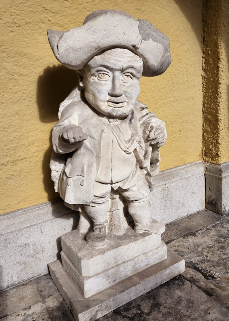 Schloss Suresnes Gartenfiguren