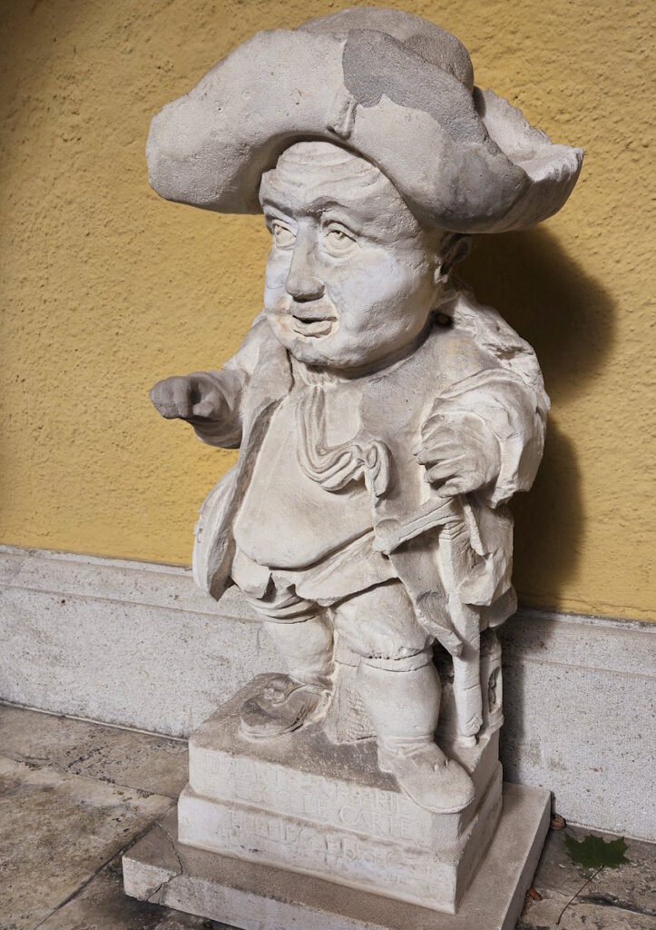 Schloss Suresnes Gartenfiguren