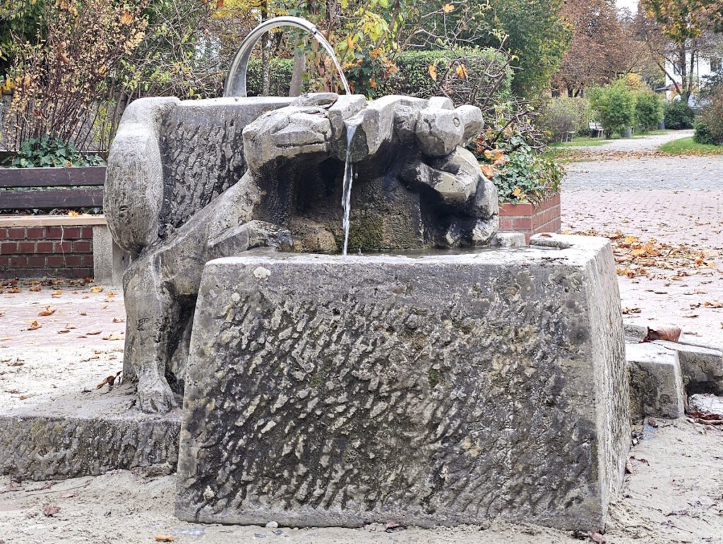 Hase Fuchs Brunnen am Miesbacher Platz