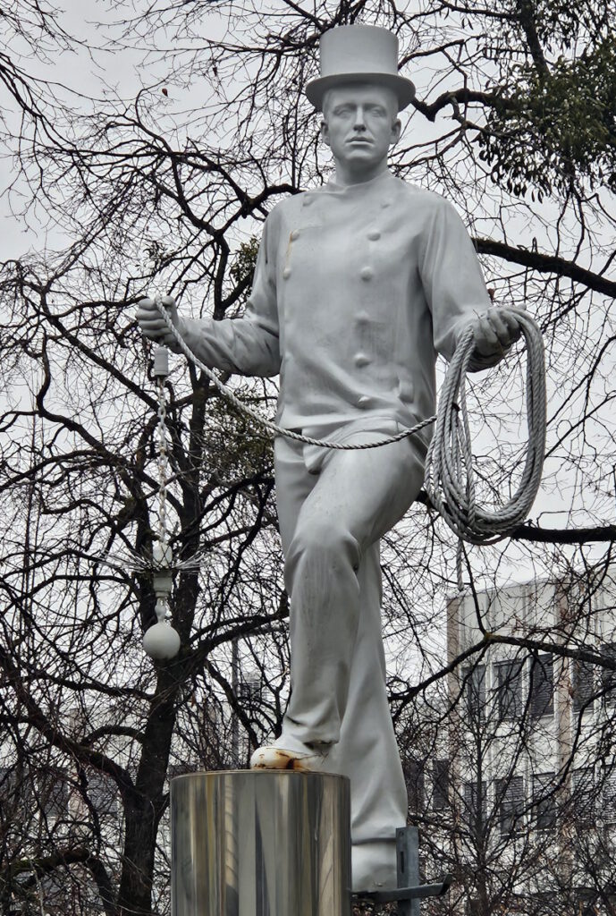 Kaminkehrer-Figur vor der Kaminkehrer-Innung Oberbayern in Moosach